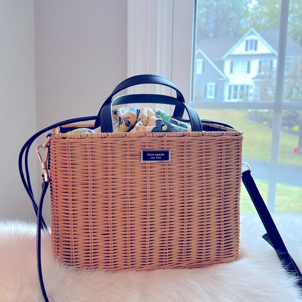 Kate Spade Raffia Bag 10x5x8 removable crossbody strap Includes dust bag so cute
